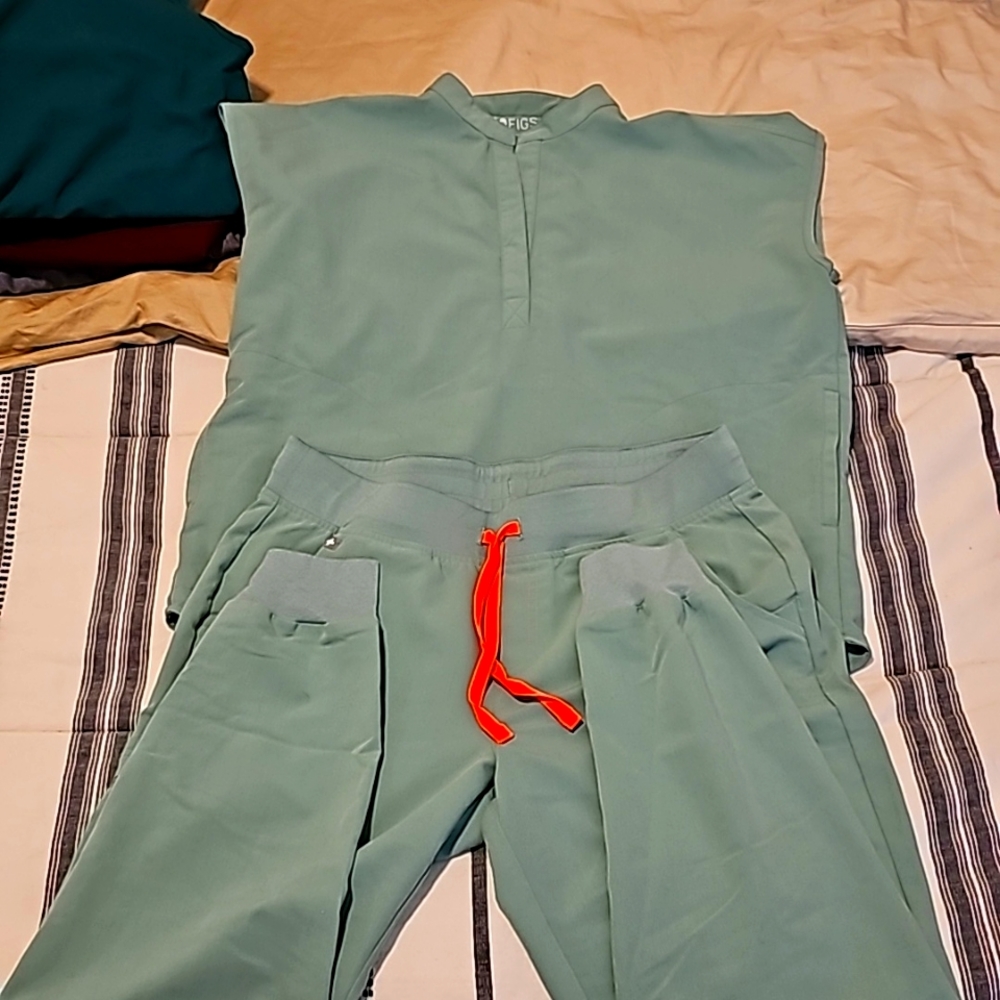 M/L 🧡 Sage Green Figs Set